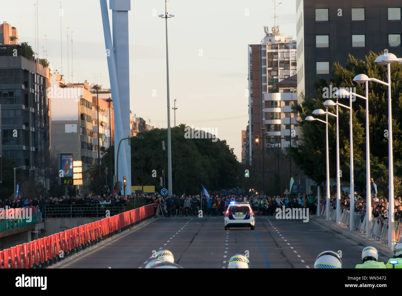 Öffentlichkeit, die Masse, die am Beginn der Trinidad Alonso Marathon in Valencia im Dezember 2018. Stockfoto