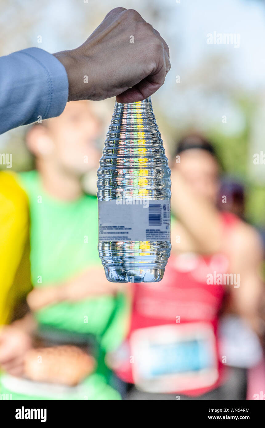 Wasserversorgung während des Marathons Stockfoto