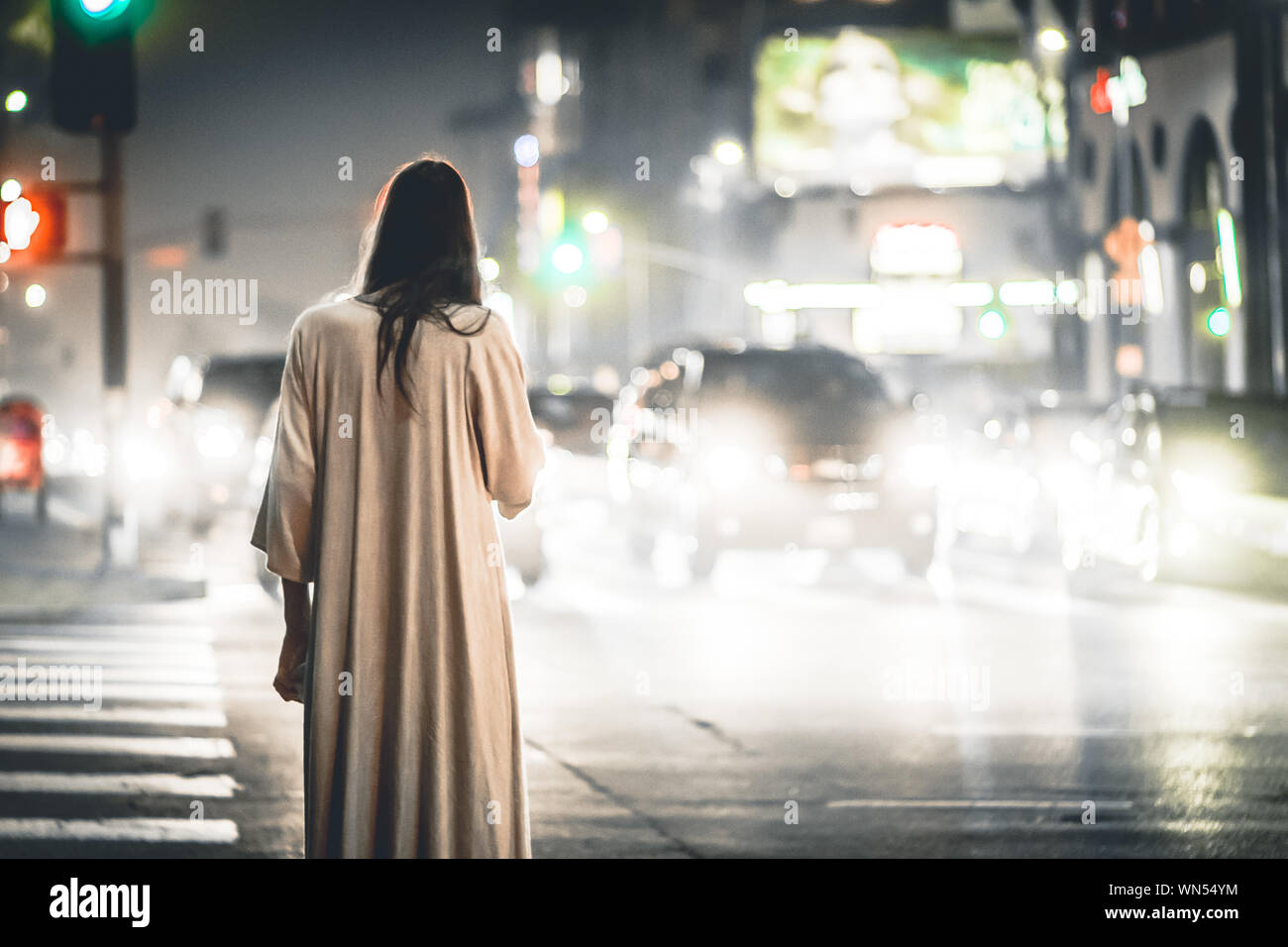 Ansicht der Rückseite des geheimnisvollen Frau auf Stadt Straße bei Nacht Stockfoto