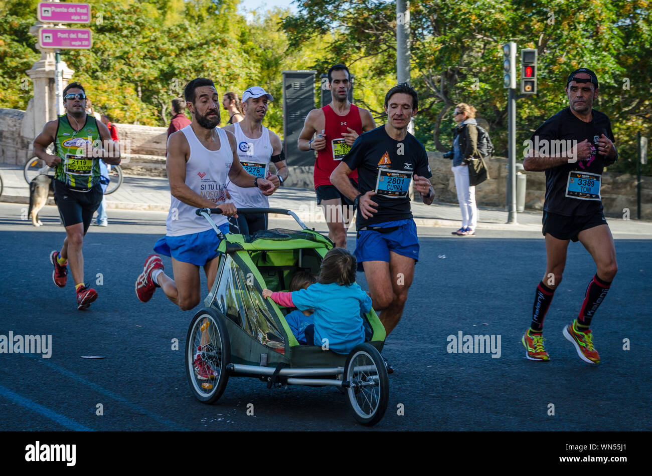 Mann fährt Auto seines Sohnes in Valencia Marathon in Spanien drücken am 16. November 2014 Stockfoto