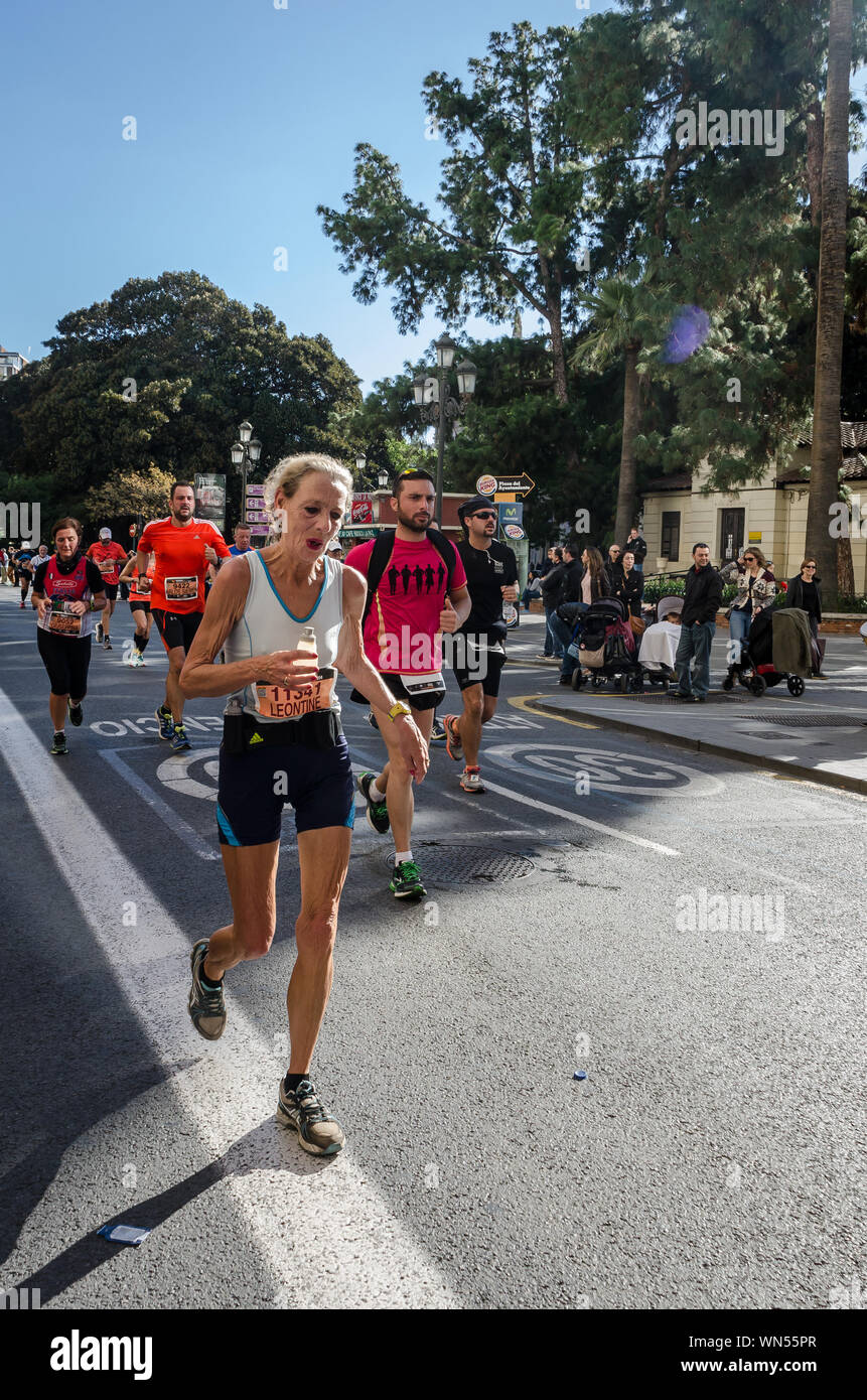 Weiße ältere Frau läuft den Marathon von Valencia in Spanien am 16. November 2014 Stockfoto