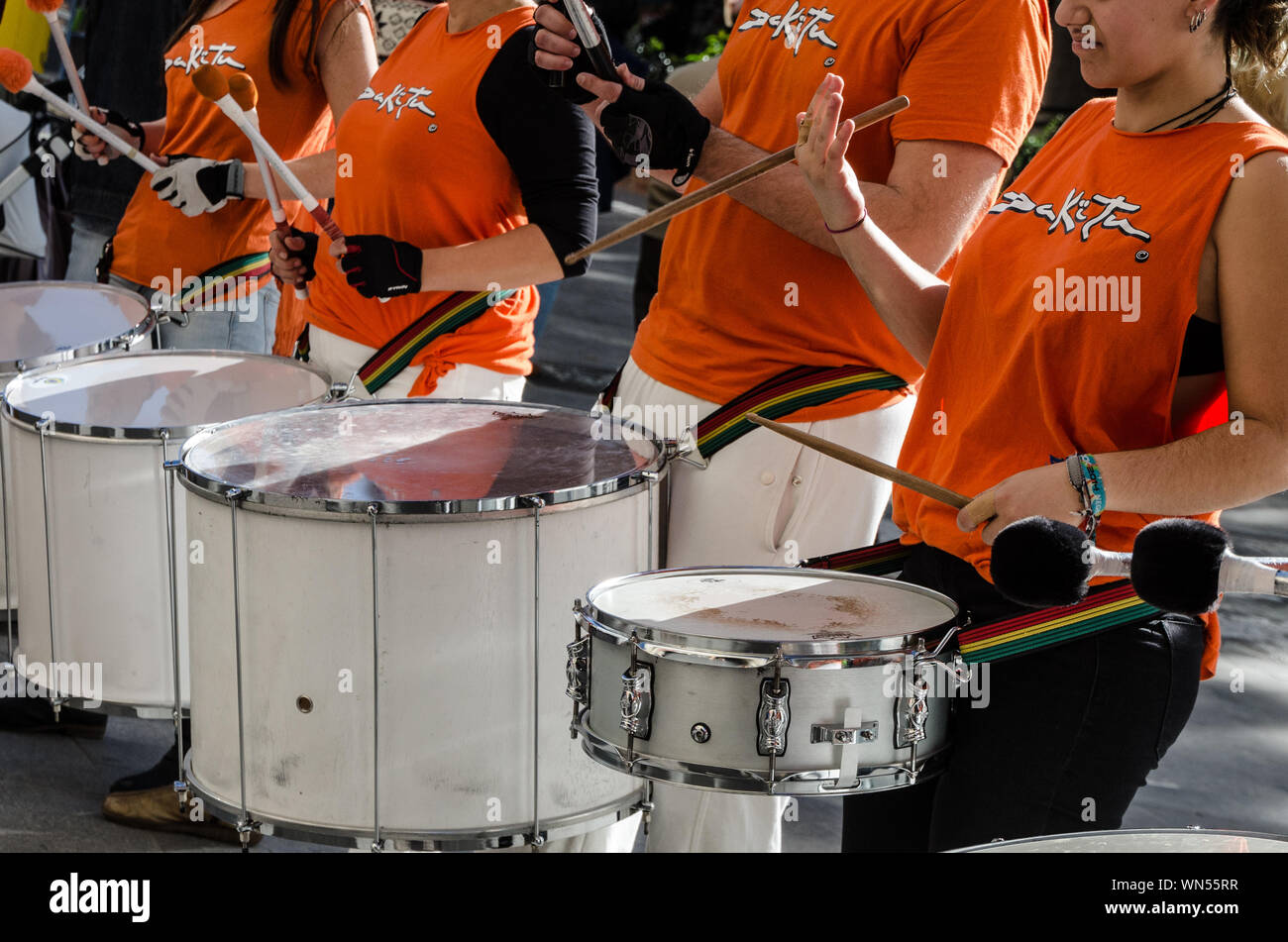 Batucada cheers Marathon Rennen in Valencia, November 2014 Stockfoto