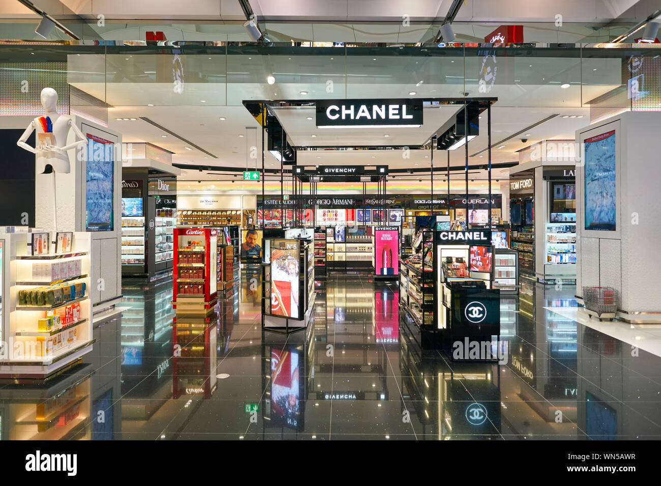 DUBAI, VAE - ca. Januar 2019: Parfüme und Kosmetik Produkte auf Anzeige am Dubai International Airport. Stockfoto