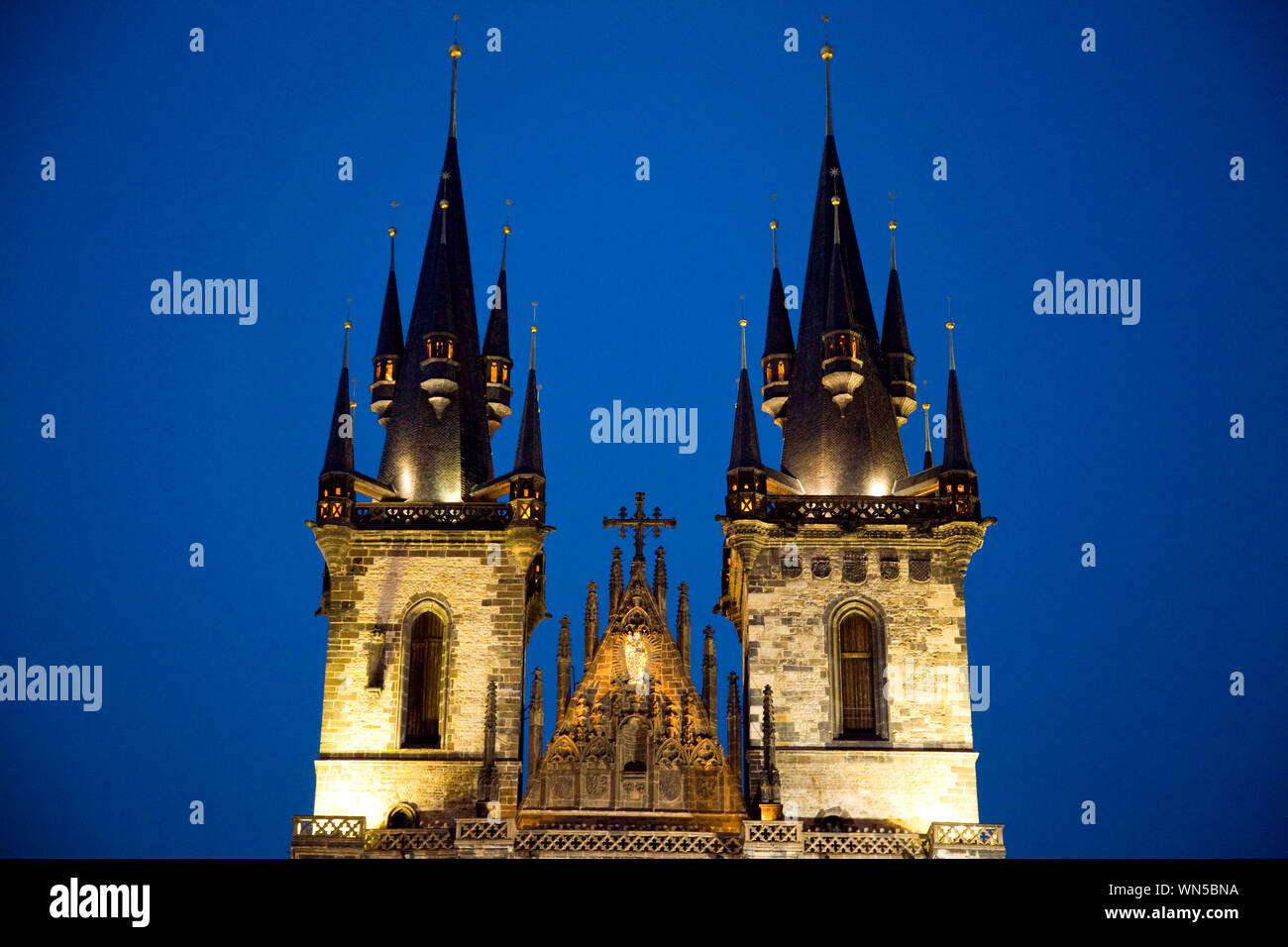 Die Türme der Tyn Kirche bei Nacht. In Prag in der Tschechischen Republik. Stockfoto