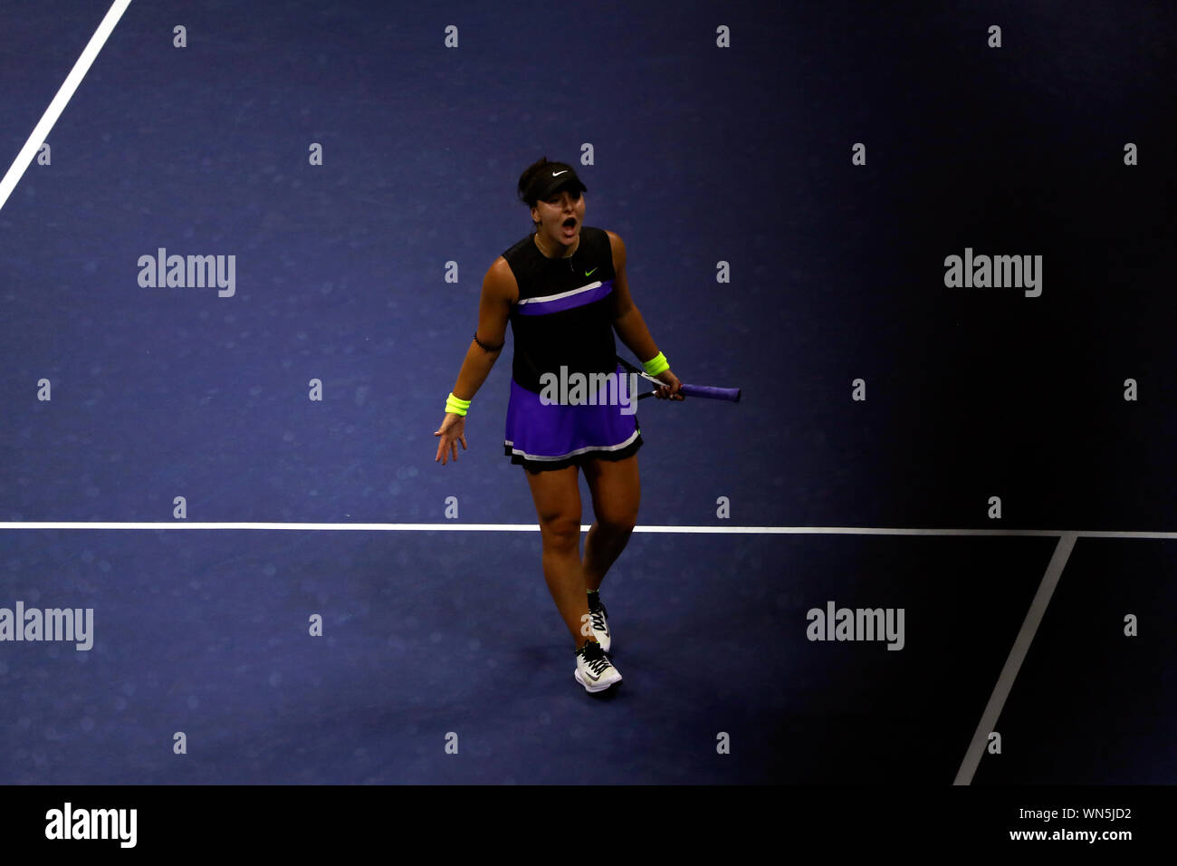 Flushing Meadows, New York, Vereinigte Staaten - 5 September 2019. Kanadas Bianca Andreescu feiert ihr Halbfinale Sieg über Belinda Bencic der Schweiz bei den US Open in Flushing Meadows, New York. Andreescu wird Serena Williams im Finale am Samstag Quelle: Adam Stoltman/Alamy leben Nachrichten Stockfoto