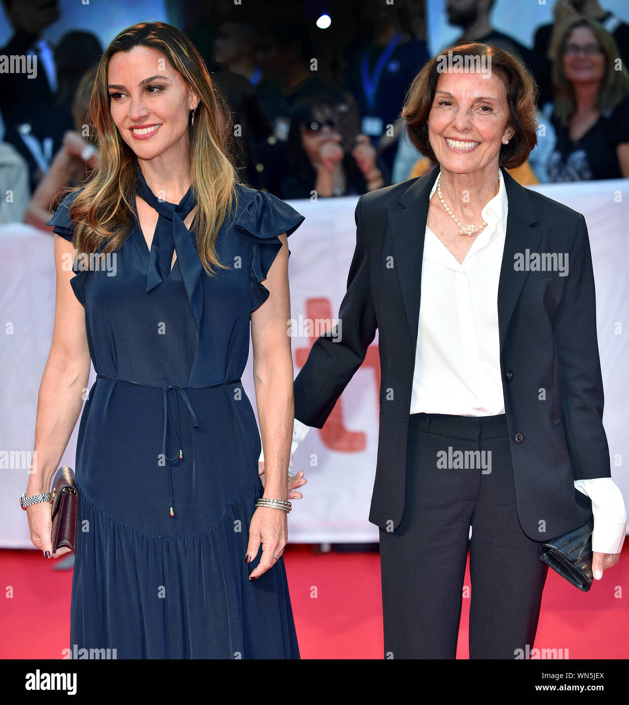 Toronto, Kanada. 05 Sep, 2019. Dominique und Delphine Robertson (L), Tochter von Musiker Robbie Robertson, kommen für die Weltpremiere von "Einmal waren Brüder' an Roy Thomson Hall auf öffnung Nacht des Toronto International Film Festival in Toronto, Kanada, am 5. September 2019. Foto von Chris Kauen/UPI Quelle: UPI/Alamy leben Nachrichten Stockfoto
