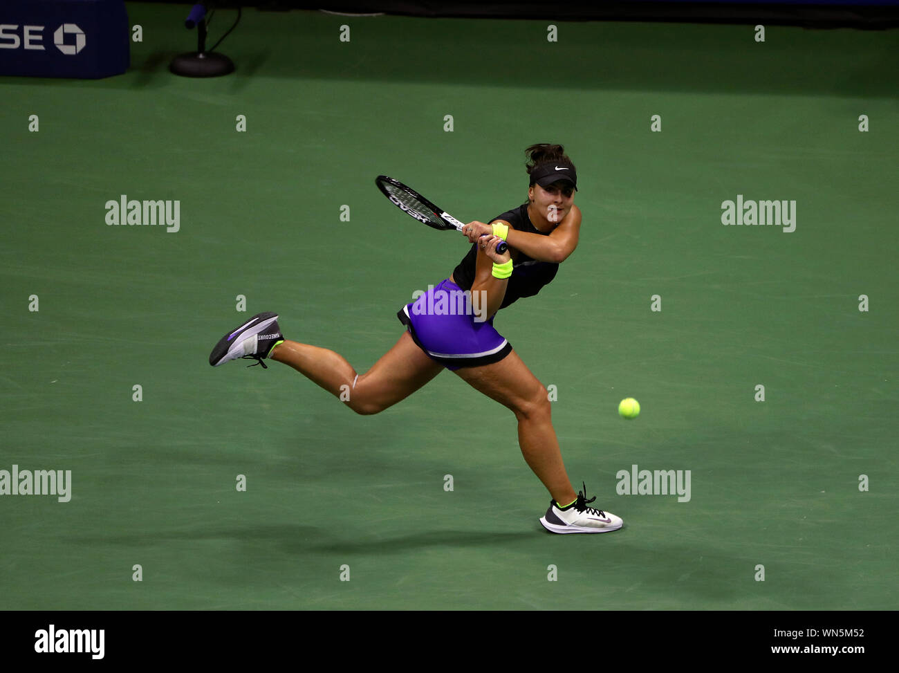 Flushing Meadows, New York, Vereinigte Staaten - 5 September 2019. Kanadas Bianca Andreescu in Aktion während ihrer Halbfinale Sieg über Belinda Bencic der Schweiz bei den US Open in Flushing Meadows, New York. Andreescu wird Serena Williams im Finale am Samstag Quelle: Adam Stoltman/Alamy leben Nachrichten Stockfoto