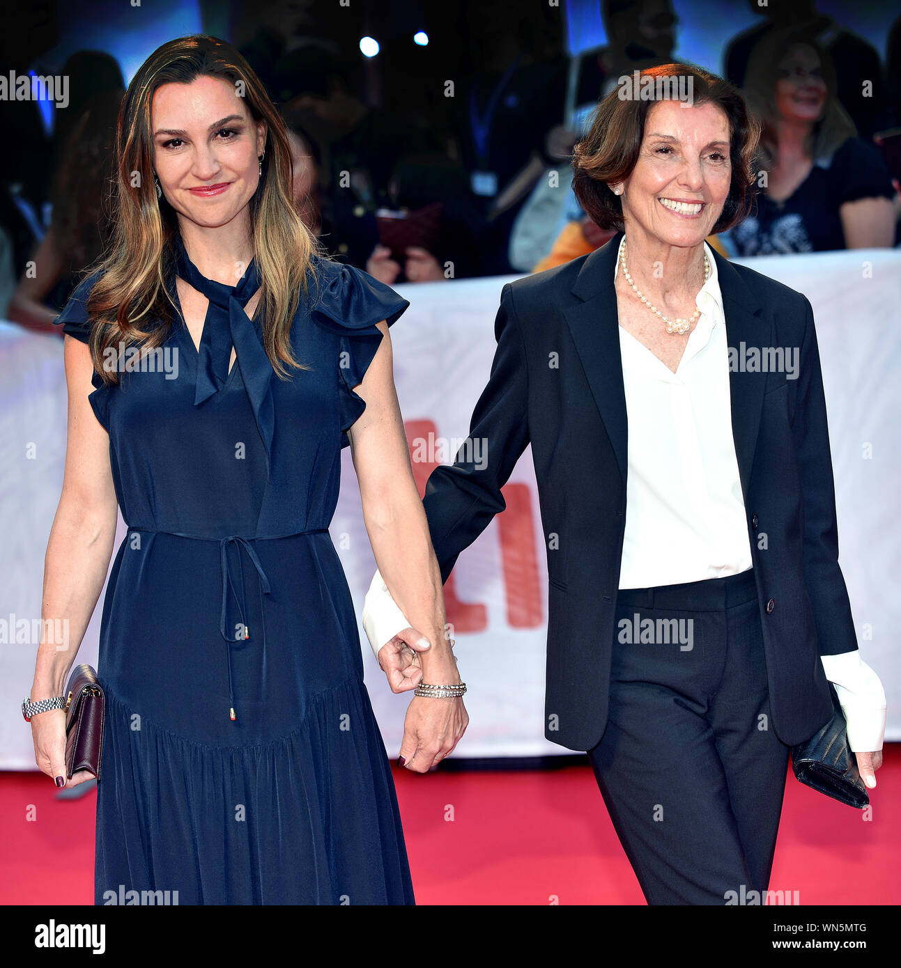 Toronto, Kanada. 05 Sep, 2019. Dominique und Delphine Robertson (L), Tochter von Musiker Robbie Robertson, kommen für die Weltpremiere von "Einmal waren Brüder' an Roy Thomson Hall auf öffnung Nacht des Toronto International Film Festival in Toronto, Kanada, am 5. September 2019. Foto von Chris Kauen/UPI Quelle: UPI/Alamy leben Nachrichten Stockfoto
