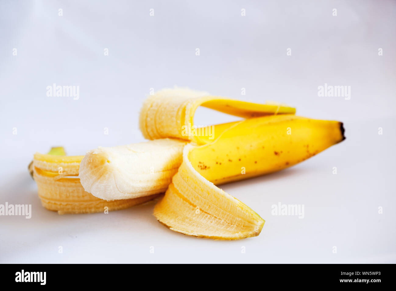 Banane auf weißem Hintergrund. Stockfoto