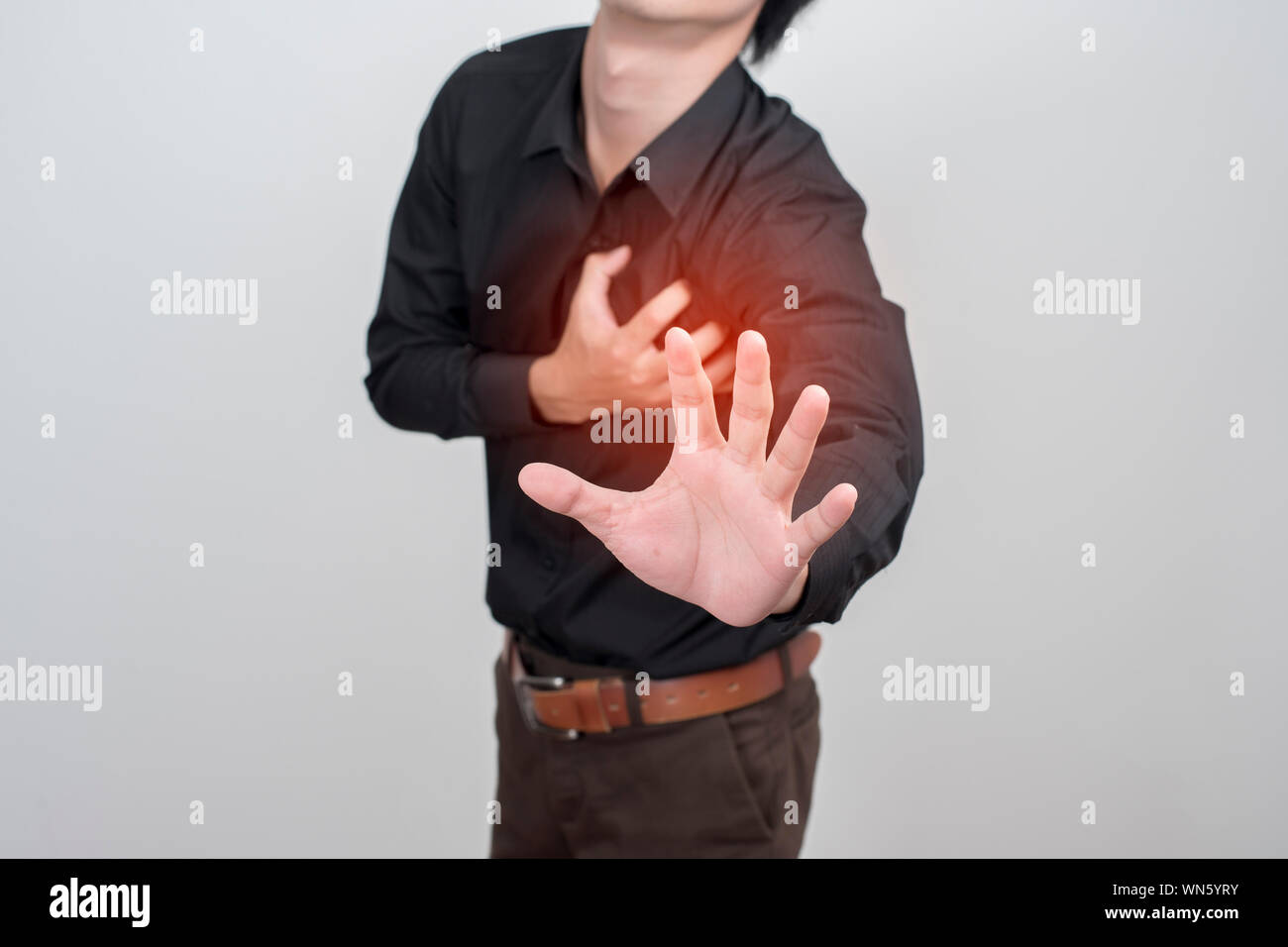 Mittelteil des Menschen seine Brust und zeigt Stop Geste gegen die farbigen Hintergrund Stockfoto