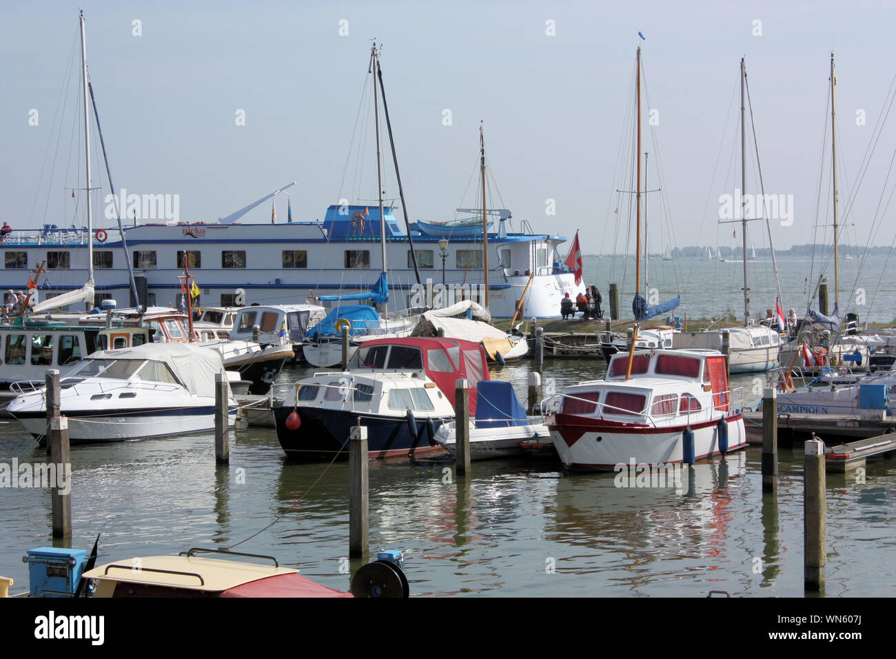 Mehrere Boote andocken an der Mole im Hafen von Volendam fisherman traditionelles Dorf, Noord Holland, Niederlande. Stockfoto