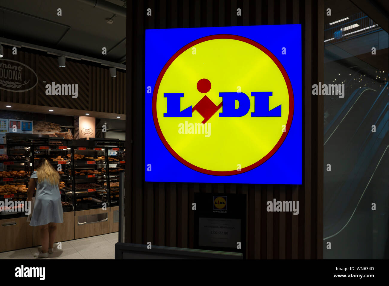 Lidl supermarkt zeichen logo Fotos und Bildmaterial in hoher