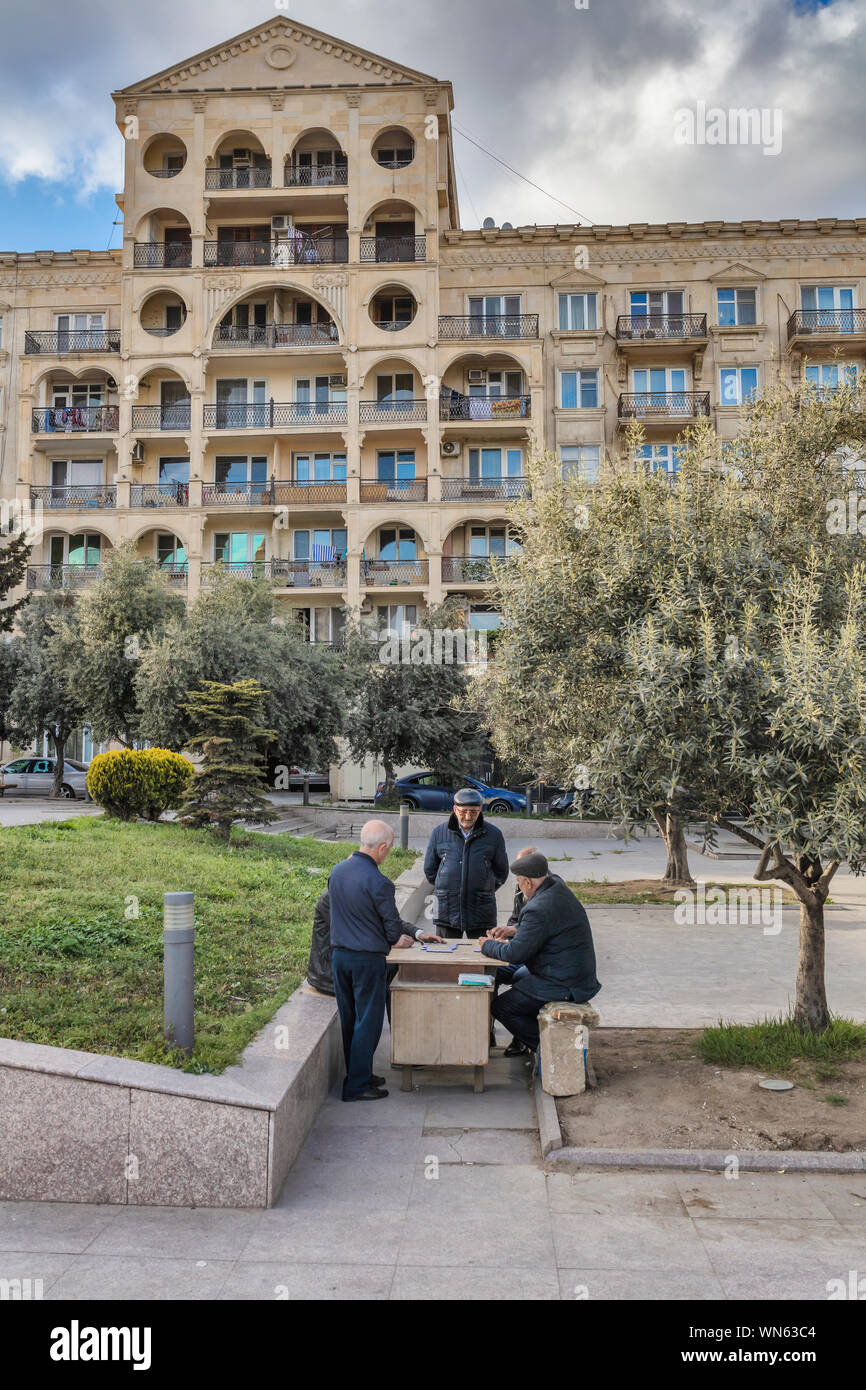 Leute, beim traditionellen Spiel, Vintage Apartment Gebäude, Baku, Aserbaidschan Stockfoto