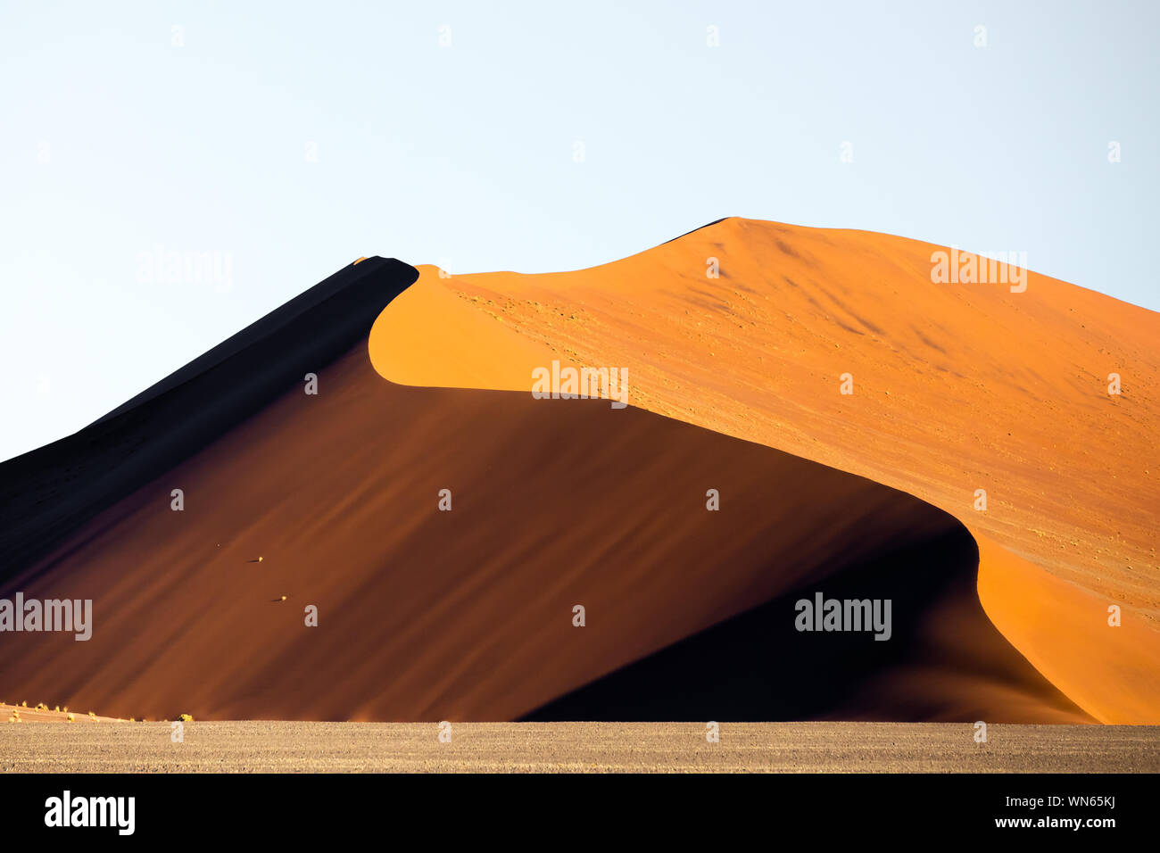Tiefe Farben der Sanddünen bei Sonnenuntergang. Sossusvlei, Namibia. Stockfoto