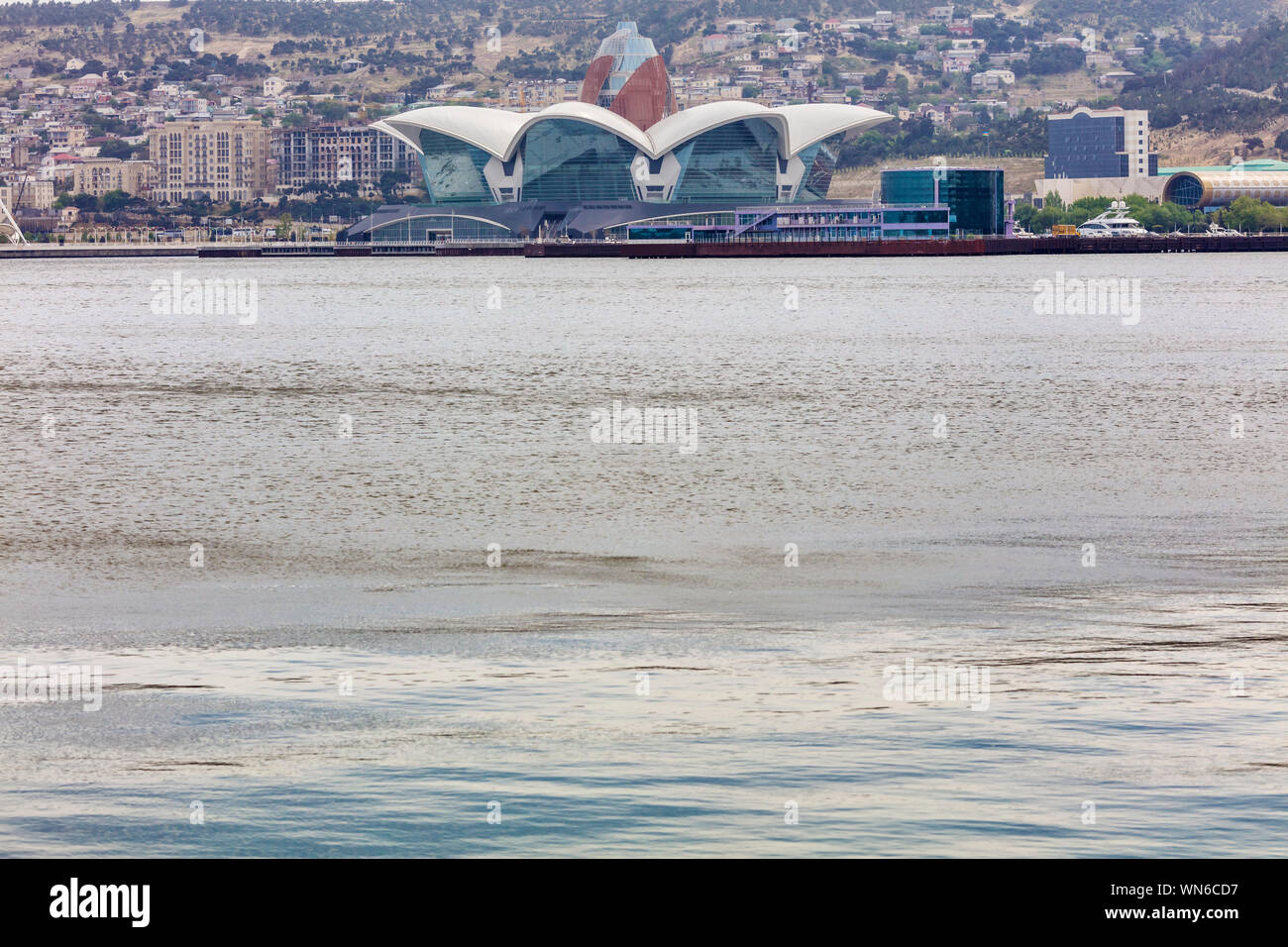 Stadtbild, Kaspischen Waterfront Mall, modernes Gebäude, das Kaspische Meer, Baku, Aserbaidschan Stockfoto