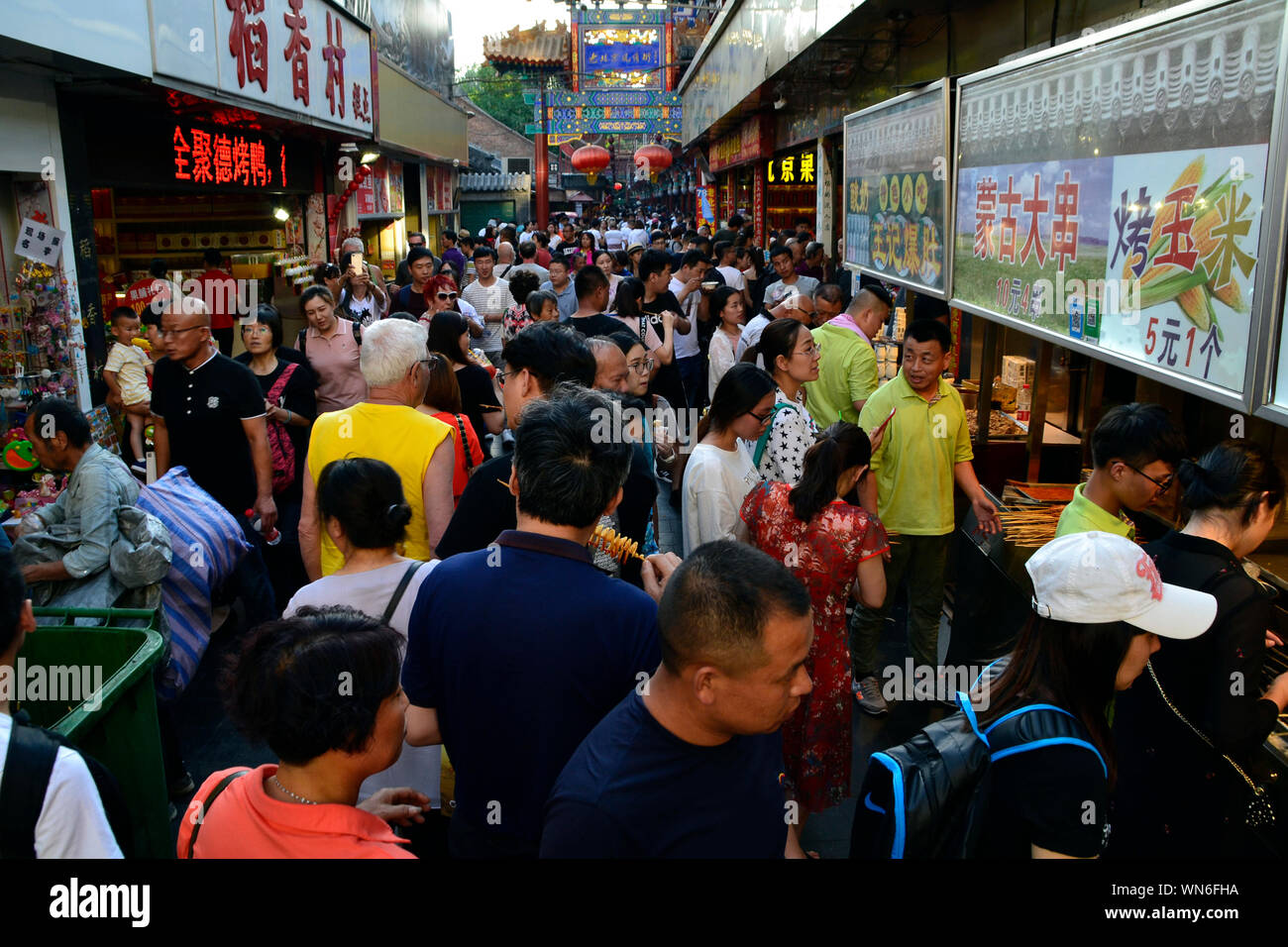Peking/China - Juni 1, 2017: traditionelle Peking im freien Markt in Chinatown. Essen Wangfujing Straße. Stockfoto