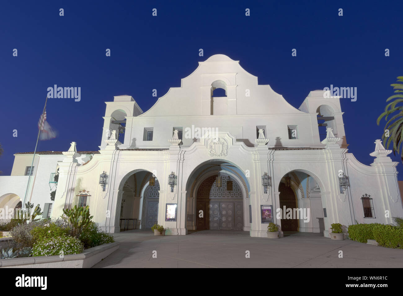 High Dynamic Range Image der San Gabriel Spielhaus während der Blauen Stunde berücksichtigt. Stockfoto