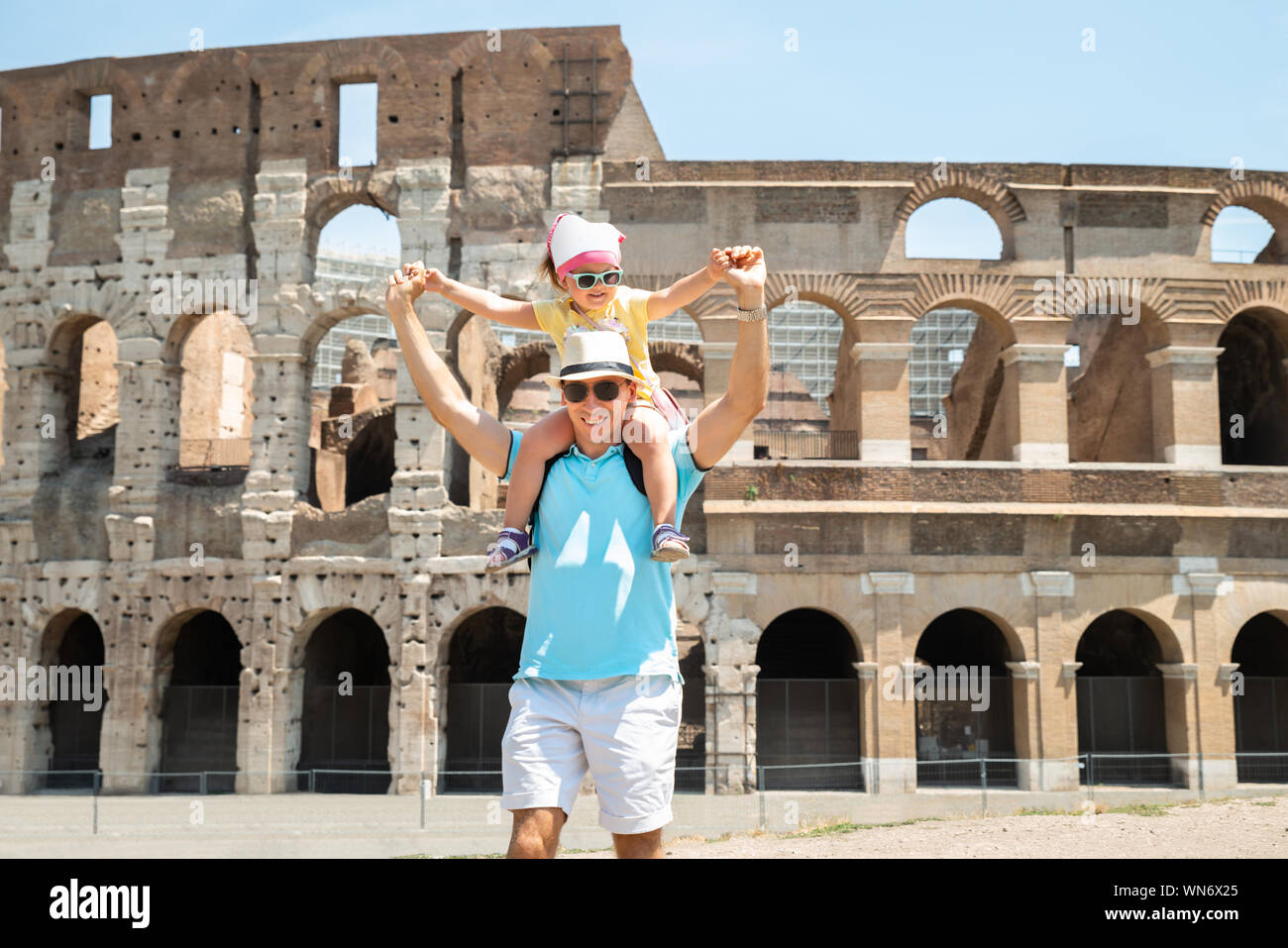 Junge touristische Familie Vor dem Kolosseum in Rom, Italien Stockfoto