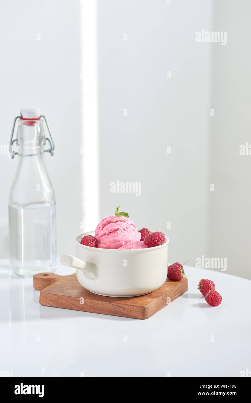 Gefrorener Joghurt Dessert mit Kirschen Stockfoto