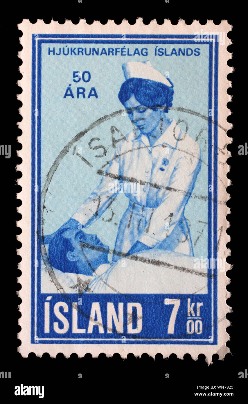 Stempel in Island ausgestellten zeigt Pflege für Kranke, zum 50-jährigen Jubiläum der Isländischen Nurses Association, circa 1970. Stockfoto