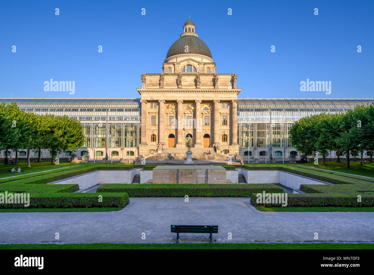 Das Gebäude der Bayerischen Staatskanzlei ist die offizielle Residenz des Ministerpräsidenten von Bayern, und wurde in 1993 abgeschlossen. Stockfoto