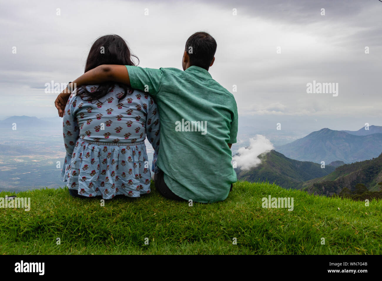 Paar isolierten genießen Sie die natürliche Schönheit von Hill Top Bild zeigt die menschliche Liebe gegenüber der Natur. Bild in Kodaikanal tamilnadu Indien genommen Stockfoto