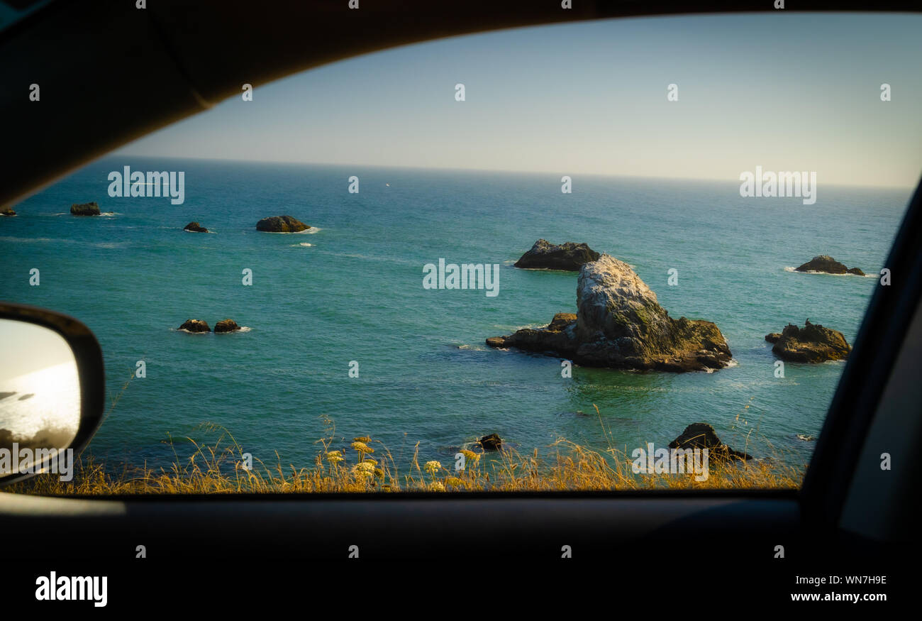 Pazifik Ansicht durch das Auto in SF Bay Area, Tageslicht, Blick aufs Meer, Landschaft, Landstraße 1, Pacific Coast Stockfoto