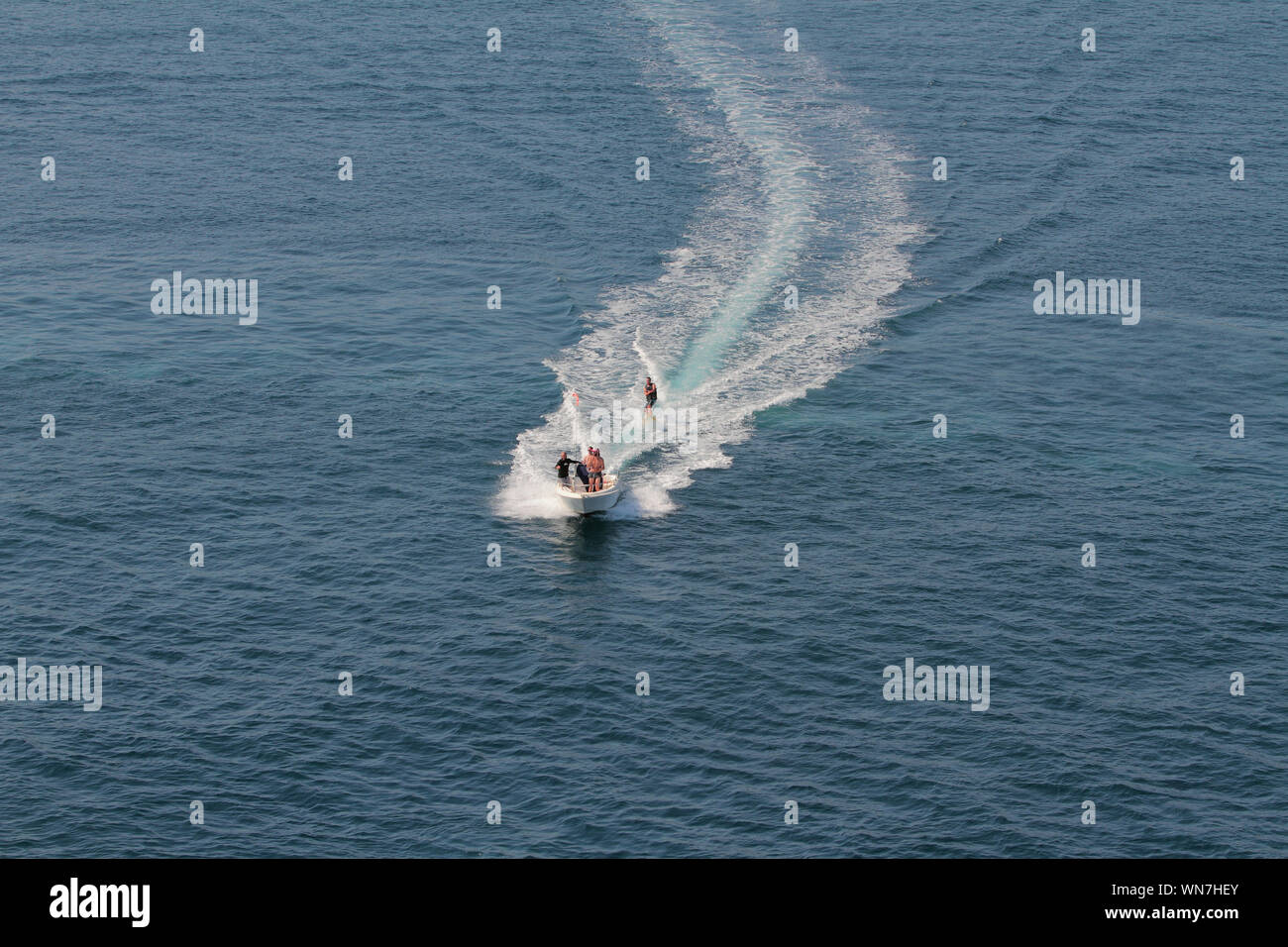 Toulon, Frankreich - 01.07.2019: Reiten auf dem Wasser hinter dem Boot auf monoski Stockfoto