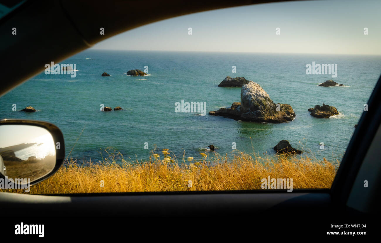 Pazifik Ansicht durch das Auto in SF Bay Area, Tageslicht, Blick aufs Meer, Landschaft, Landstraße 1, Pacific Coast Stockfoto