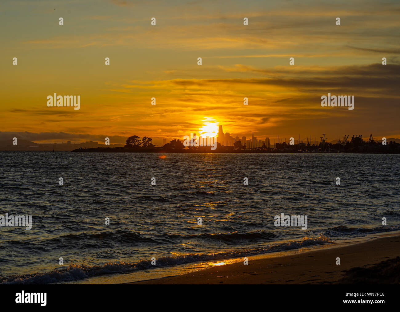 Sonnenuntergang Skyline in San Francisco, Bay Area San Francisco, Sky, Gelb himmel, Landschaft der Bucht Stockfoto