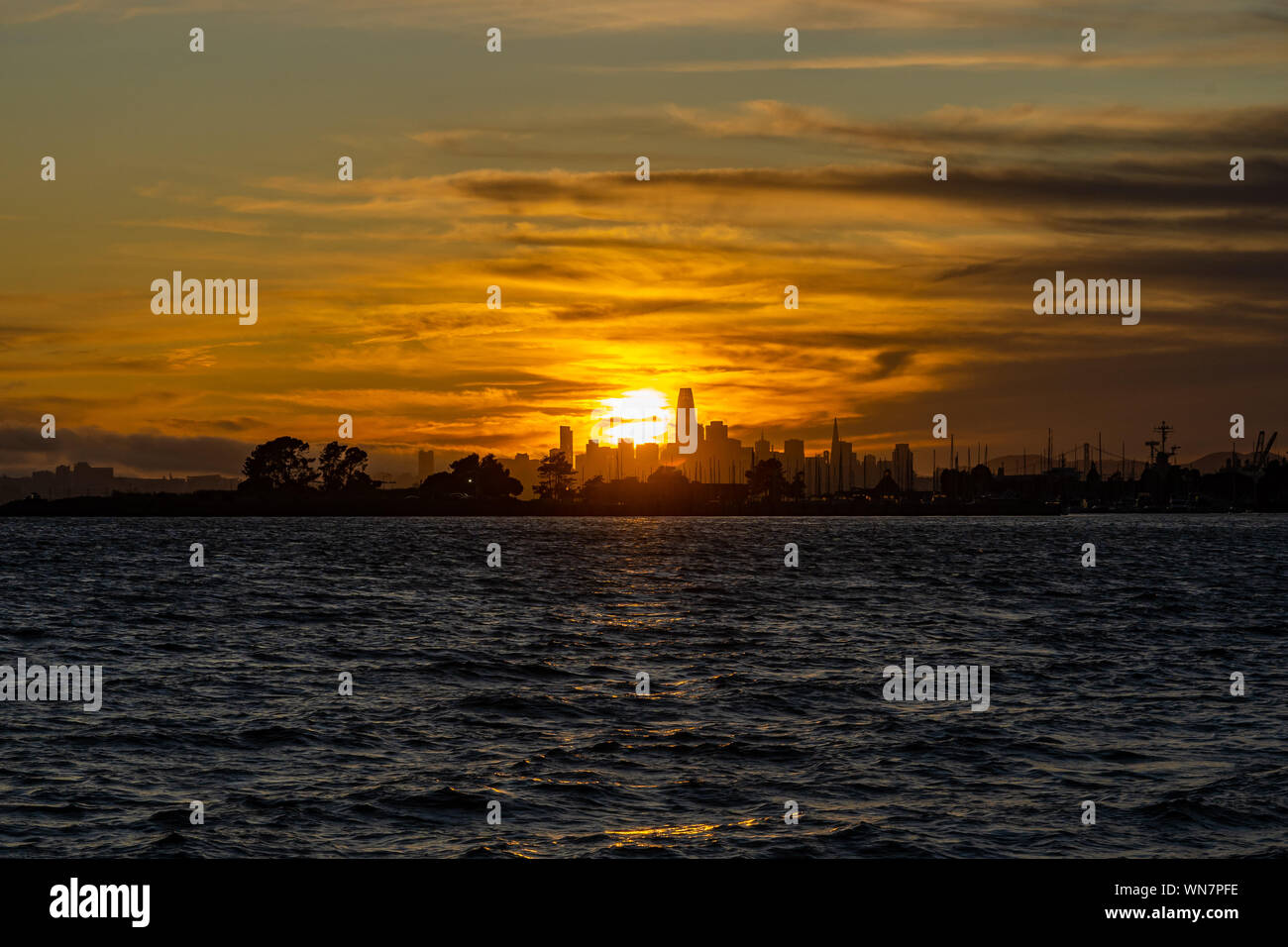 Sonnenuntergang Skyline in San Francisco, Bay Area San Francisco, Sky, Gelb himmel, Landschaft der Bucht Stockfoto