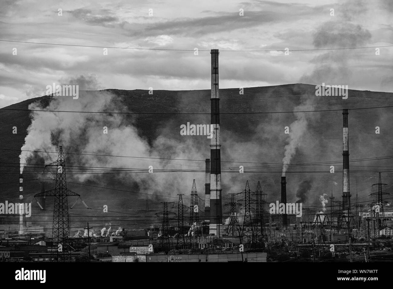 MONCHEGORSK, Region Murmansk, Russland - 23 August, 2019: industrielle Landschaft einer Fabrik Stockfoto