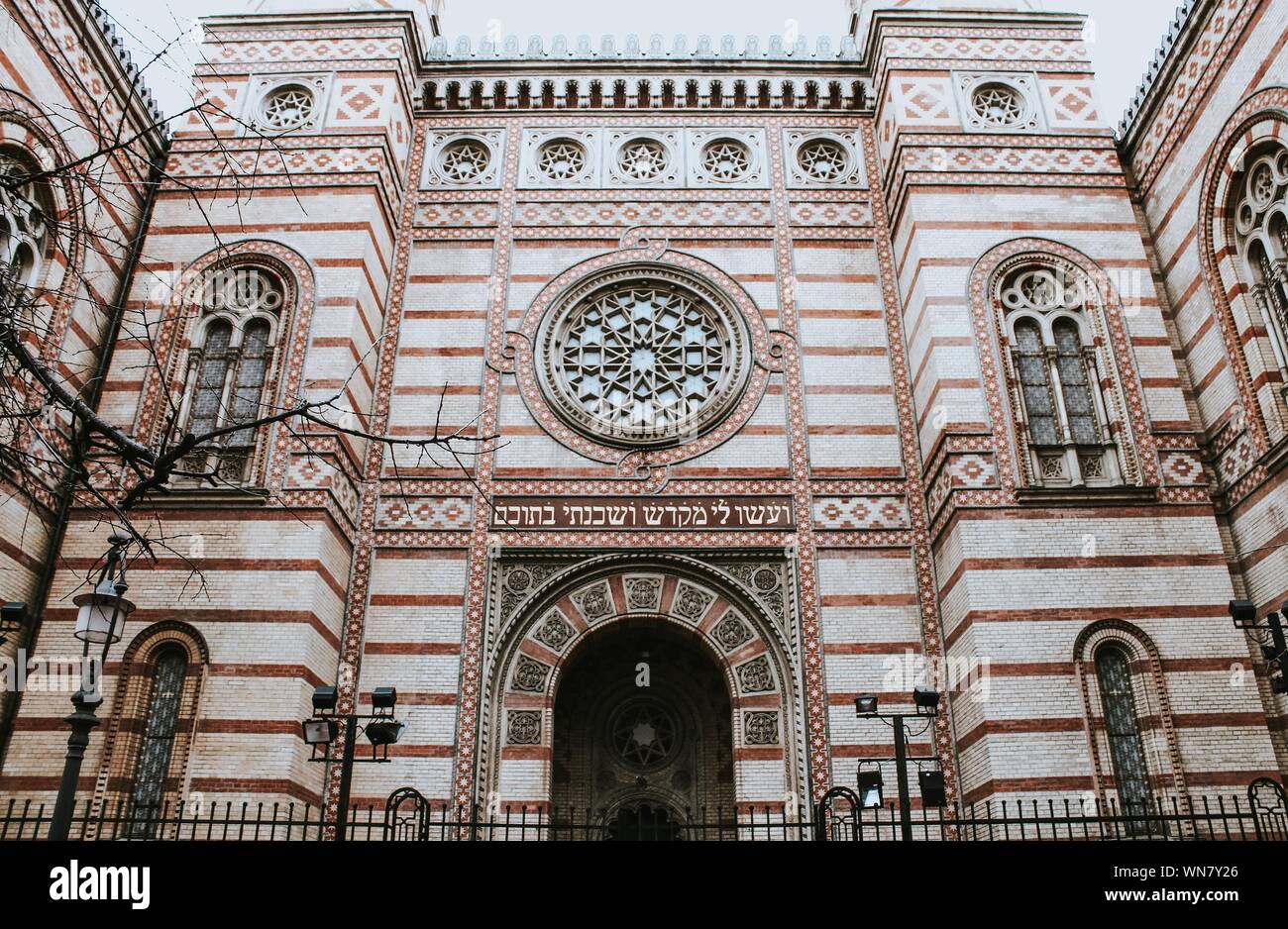 Low-Angle-Aufnahme der dohány Straße Synagoge Gebäude auf Ein wolkiger Tag Stockfoto