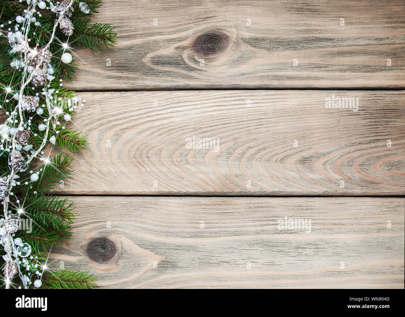 Weihnachten Hintergrund - Baum und Dekoration auf einem Holztisch Stockfoto