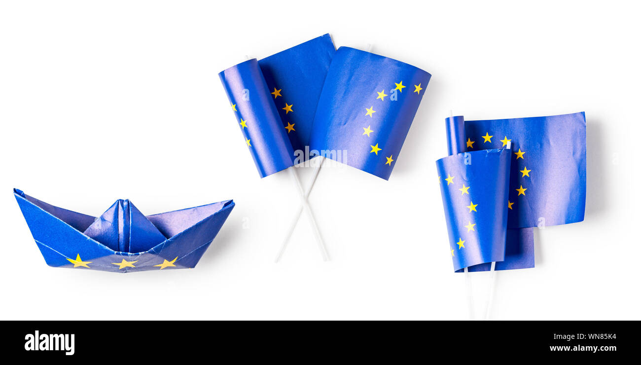 Fahne der Europäischen Union. Zwei Europa Papierfahnen Zeiger und Schiff als EU-Flagge Sammlung auf weißem Hintergrund. Flach, Ansicht von oben, Design eleme Stockfoto