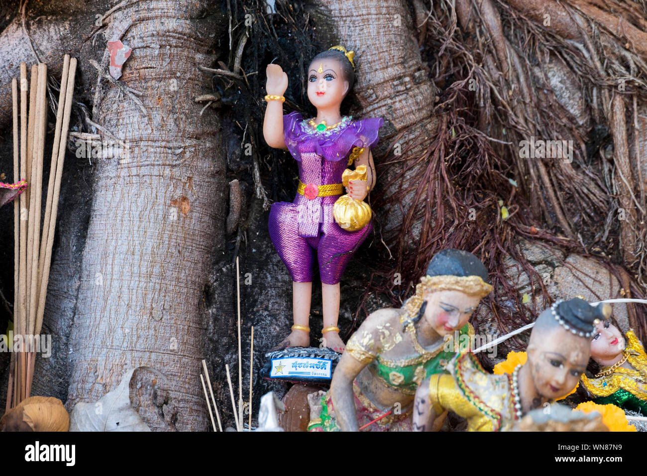 Eine kleine Frau doll Abbildung in hellem Lila Kleid in Wat Saen Suk in Bang Saen, in der Nähe von Bangkok, Thailand. Stockfoto