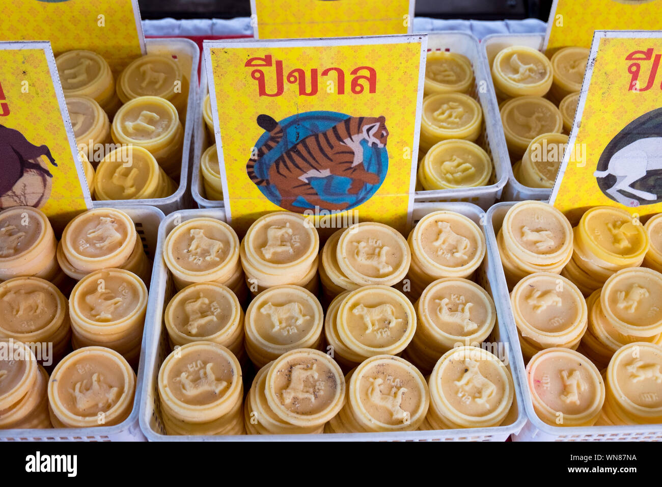 Devotional Discs für das Jahr des Tigers zum Verkauf in Wat Saen Suk in Bang Saen, in der Nähe von Bangkok, Thailand. Stockfoto