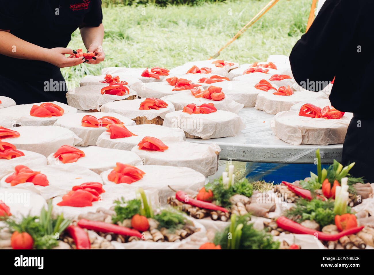 Fleisch und Gemüse Platten am Bankett. Bankett Hochzeitsfeier Konzept. Stockfoto
