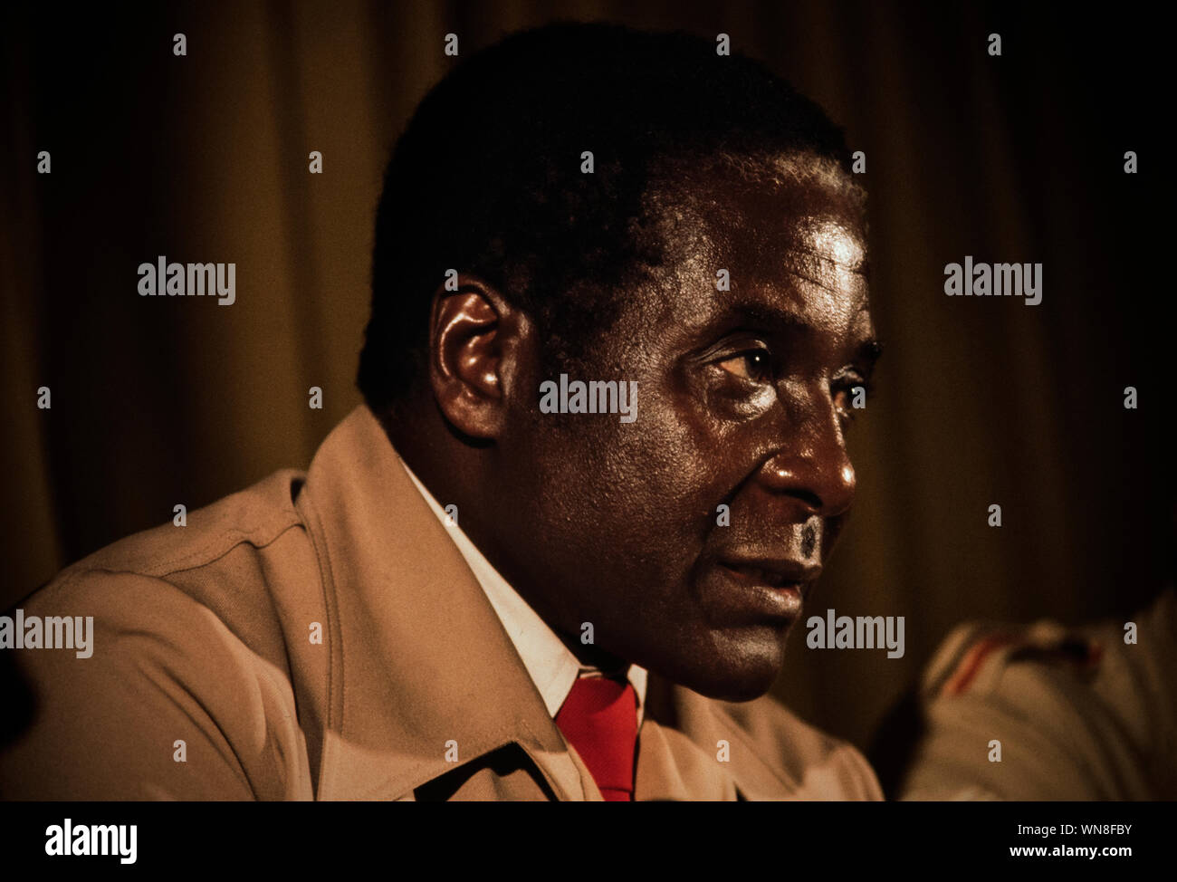 Datei: Robert Mugabe ist vergangen. 6. September 2019. Robert Mugabe bei einer Pressekonferenz in Salisbury (Harare), Rhodesien (Zimbabwe) nach der Rückkehr aus dem Exil im Jahre 1980. Credit: Brian Harris/Alamy leben Nachrichten Stockfoto