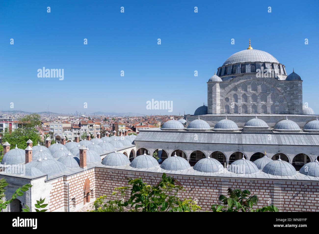 Riesiger Komplex von mihrimah Sultan Moschee auf dem sechsten Hügel von Istanbul (aktuelle Edirnekapi.) in der Türkei vom Architekten Mimar Sinan mit Blick auf die Stadt. Stockfoto