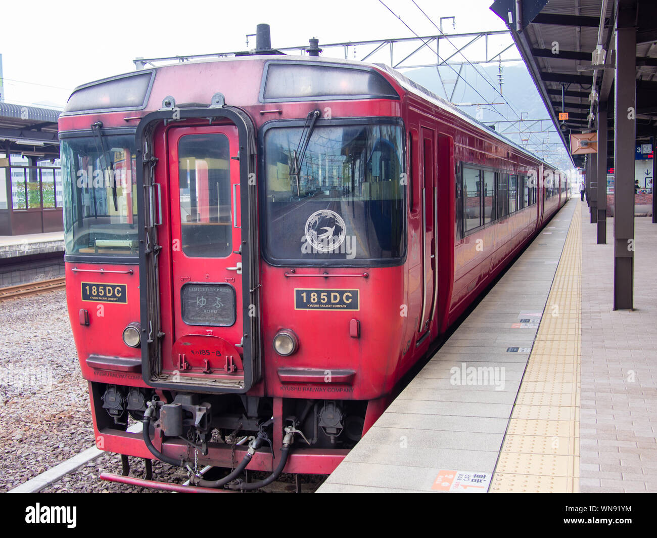 Ein roter Zug in Beppu Bahnhof am 2. September 2019 in Beppu, Japan. Stockfoto