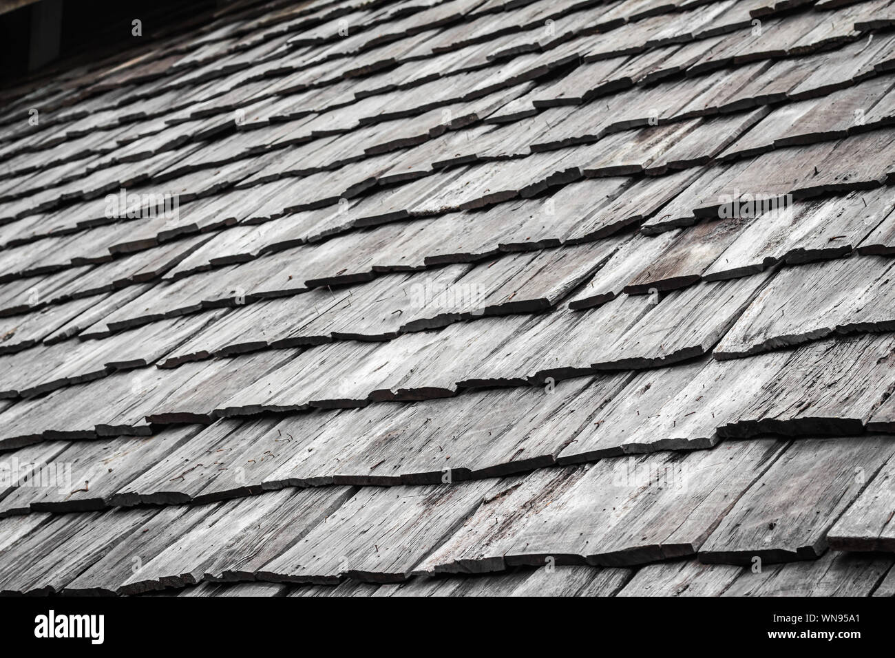 Alte Holzdach, die horizontal in Thailand angeordnet sind. Stockfoto