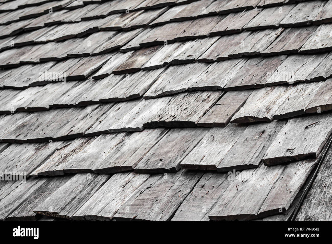 Alte Holzdach, die horizontal in Thailand angeordnet sind. Stockfoto