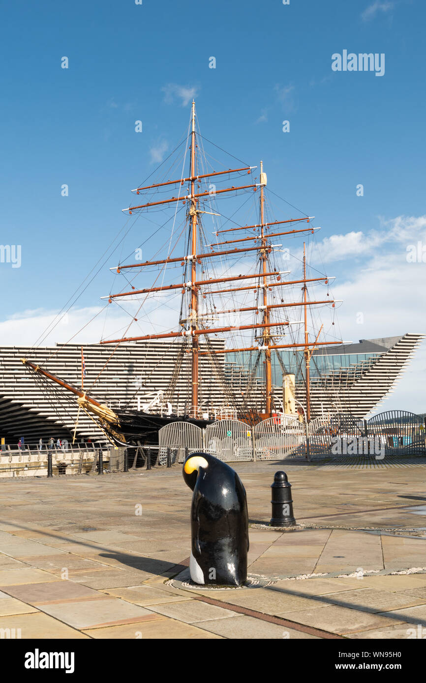 Dundee Waterfront - RRS Discovery Schiff Discovery Point mit dem V&A Museum hinter, Dundee, Schottland, Großbritannien Stockfoto