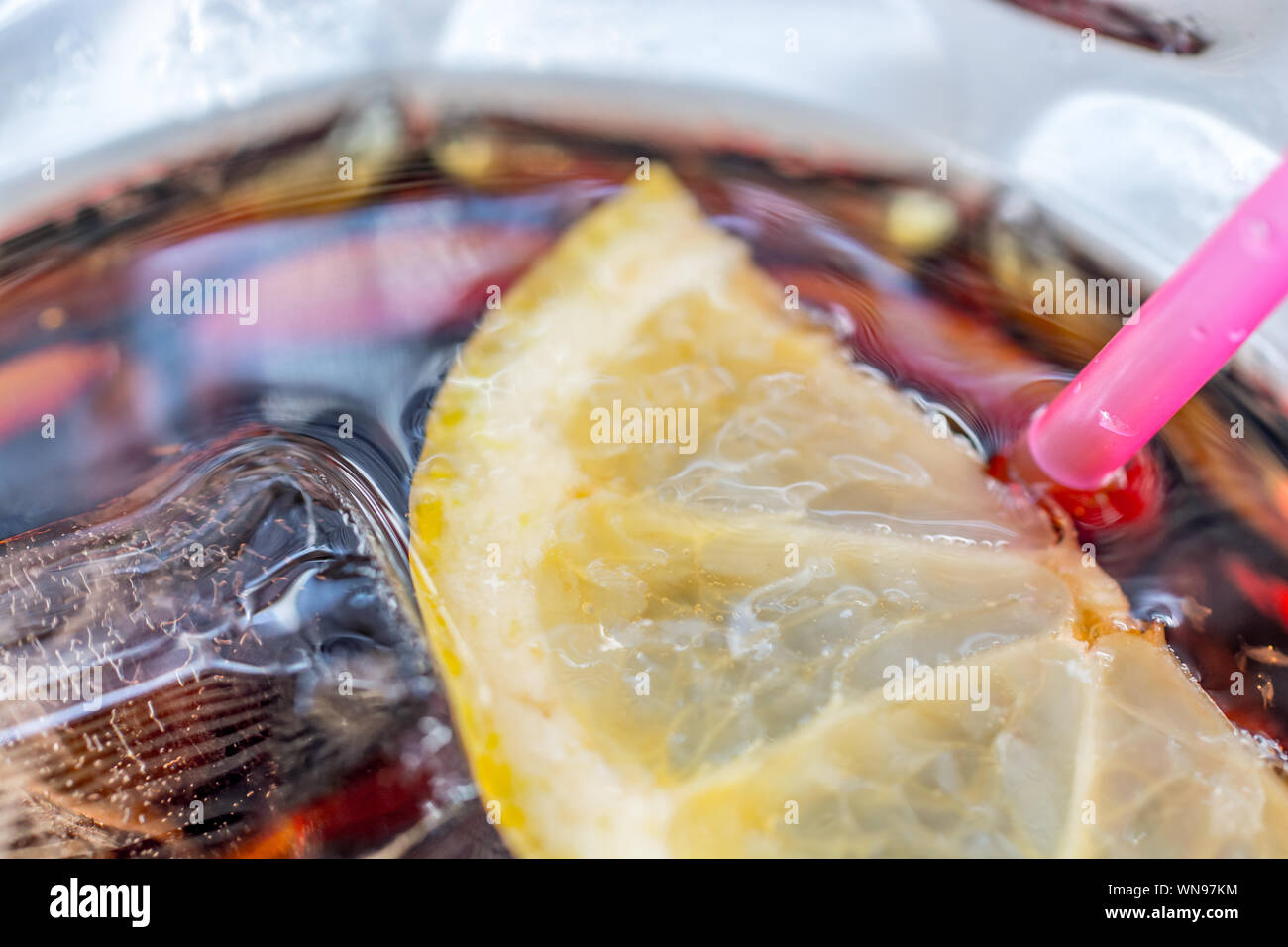 Eisgekühlte Cola mit Strohhalm und zitronenscheibe als erfrischendes Getränk Stockfoto