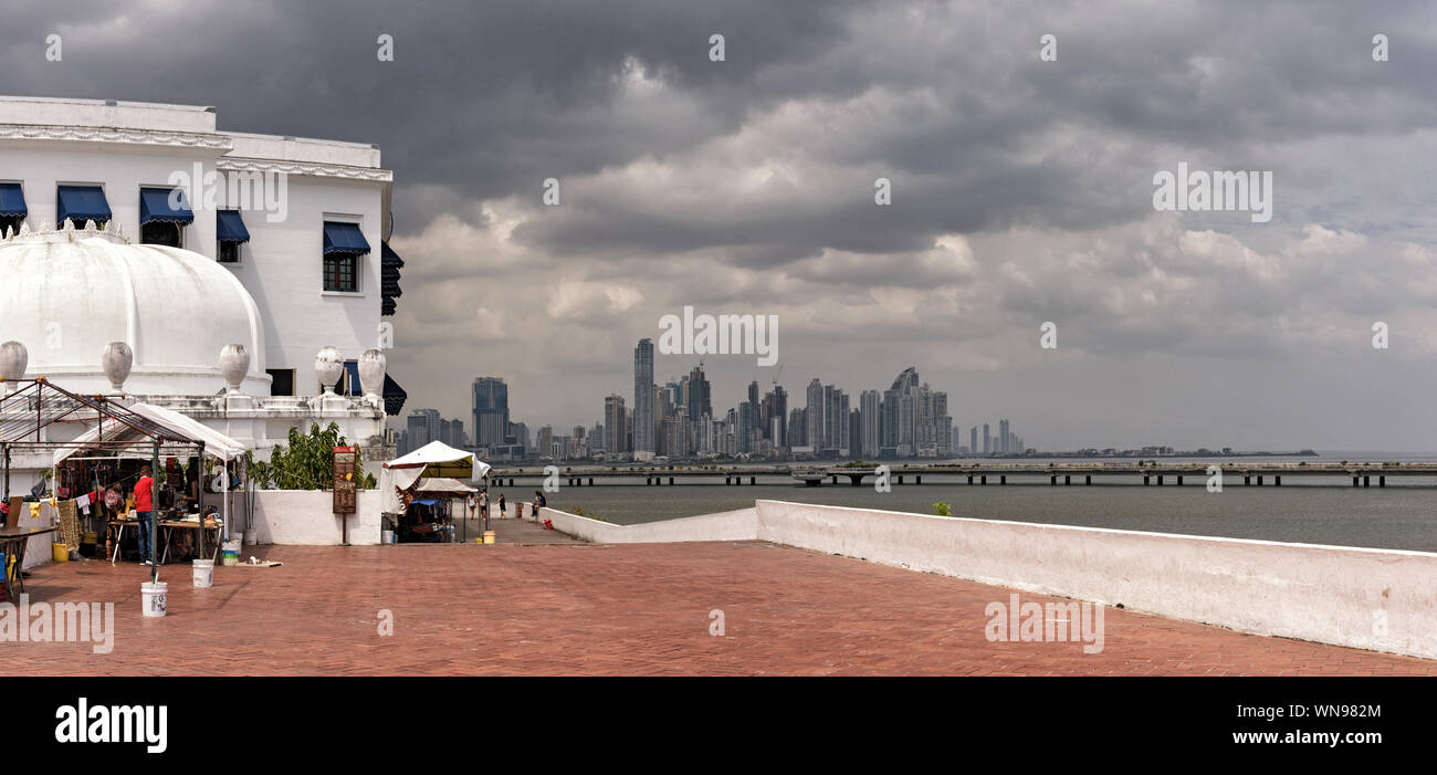 Panama City Skyline von der Altstadt Casco Viejo gesehen Stockfoto