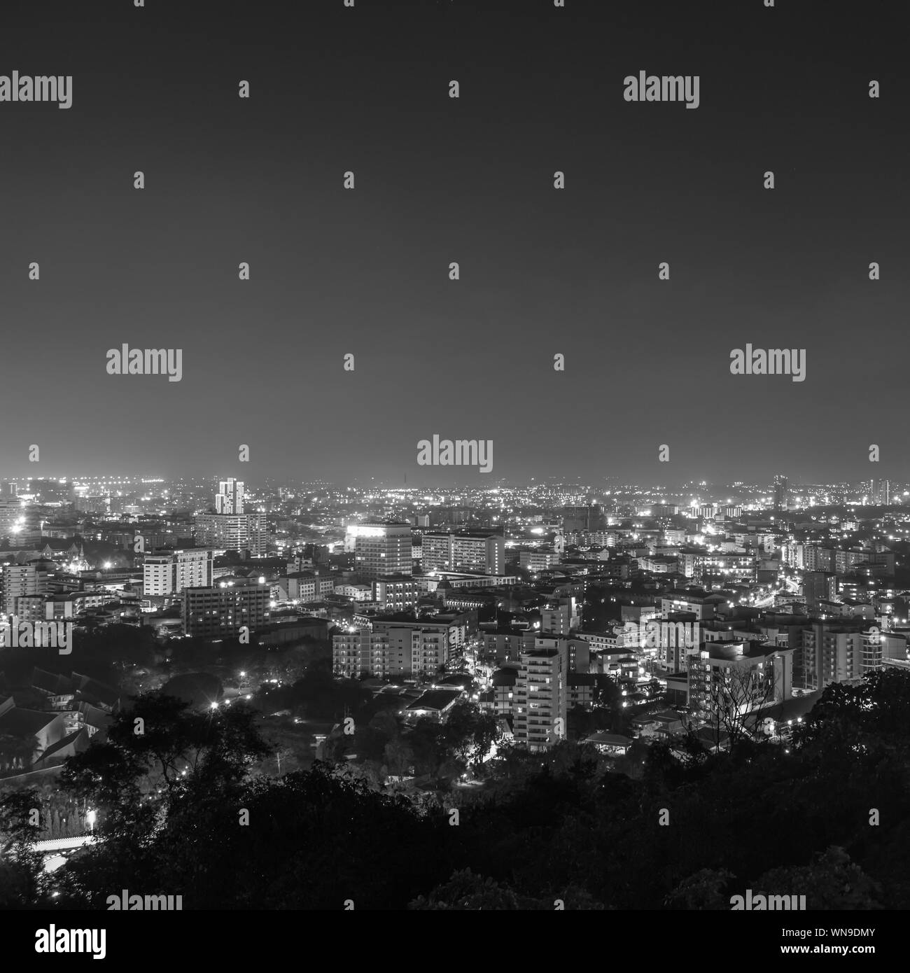 Schwarze und weiße Stadtbilder in der Nacht mit bunten und der Stadt ist das Wachstum der Unternehmen. Stockfoto