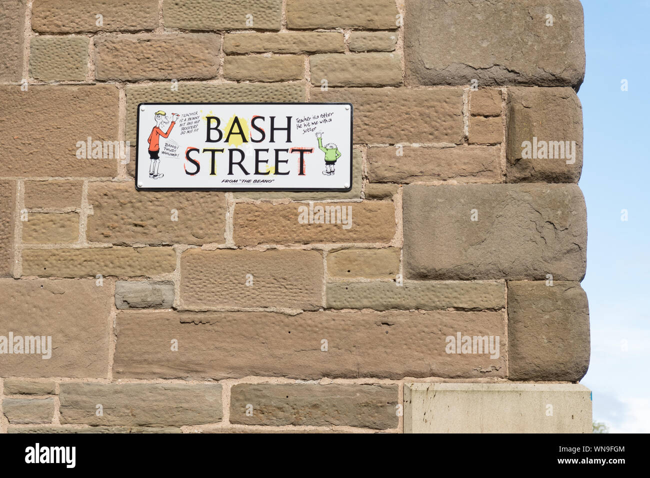 Bash street street sign, die Spur wurde im Jahr 2014 zu Ehren des 60. Jahrestags der Bash Street Kids namens von DC Thomson, Dundee, Schottland, Großbritannien gefertigt Stockfoto