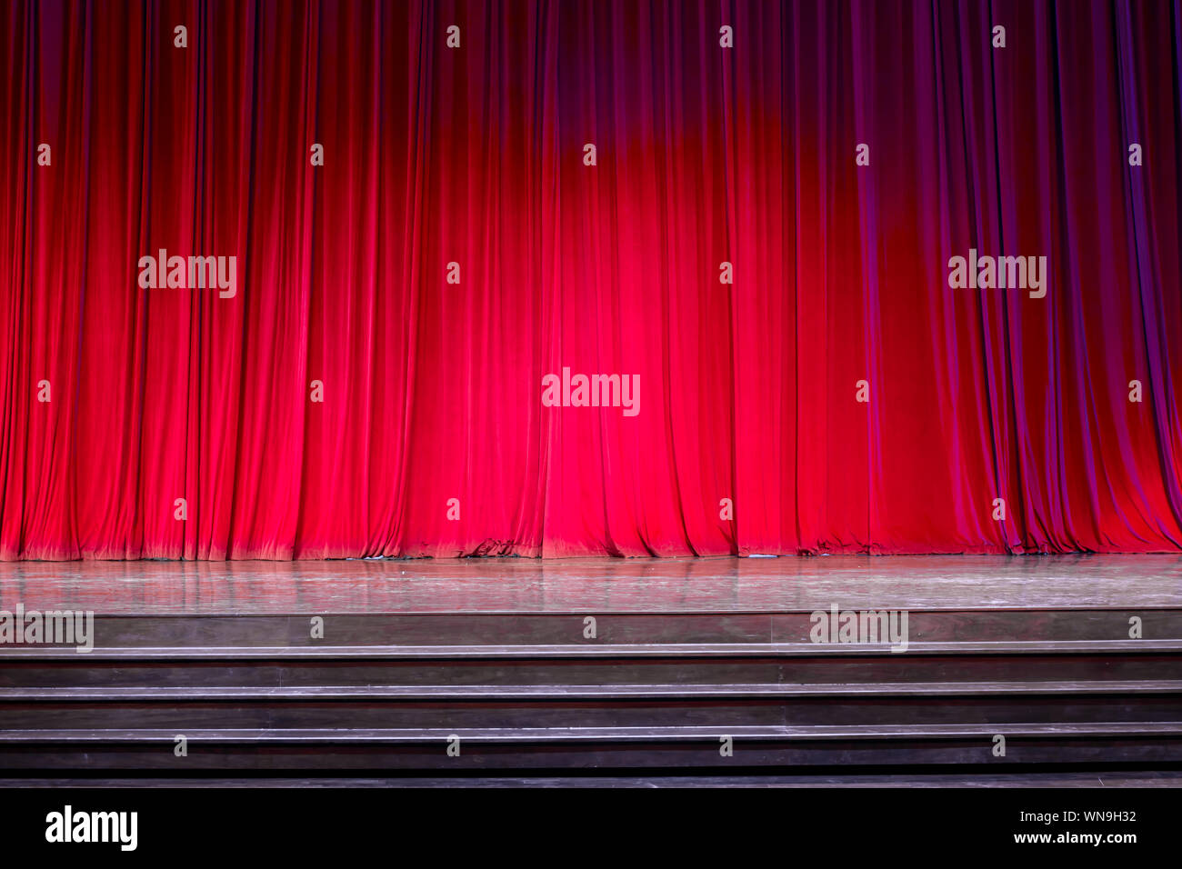 Die Vorhänge und die Bühne Parkett mit Treppen in Theater mit bunter  Beleuchtung Stockfotografie - Alamy