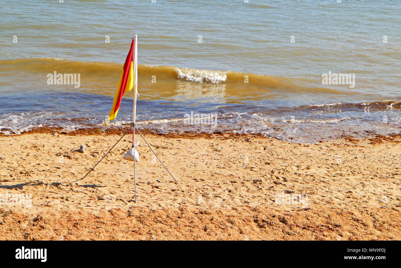 Rote und gelbe Flagge-Bereich von Rettungsschwimmern bewacht. Der Strand  von Bigbury am Meer, South Devon Stockfotografie - Alamy
